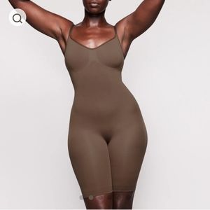 SKIMS SCULPTING BODYSUIT MID THIGH W. OPEN GUSSET oxide xxs